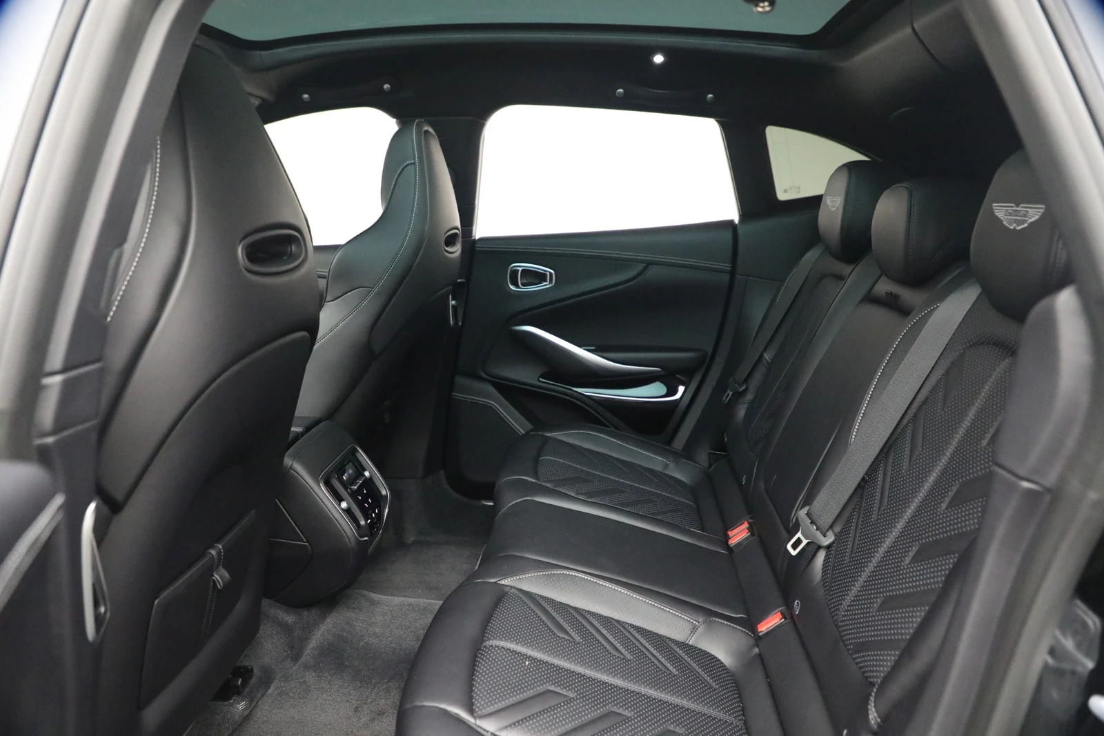 2026 Aston Martin DBX S, 19/20