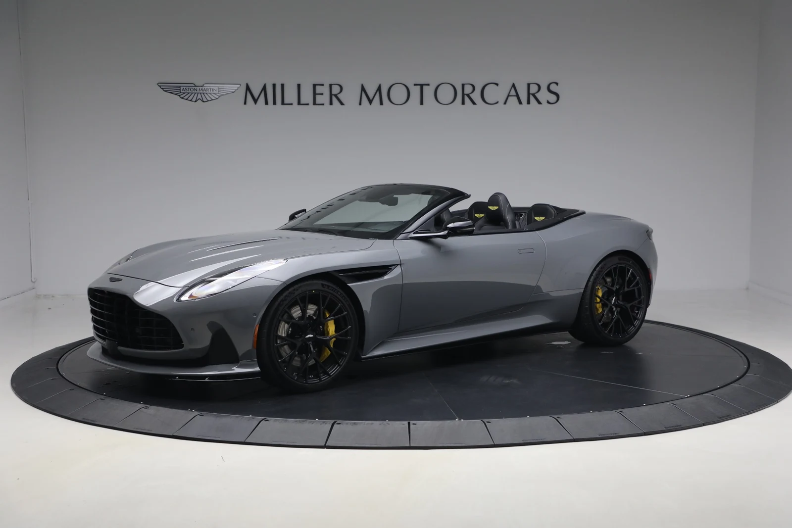 2026 Aston Martin DB12 Volante, 2/20