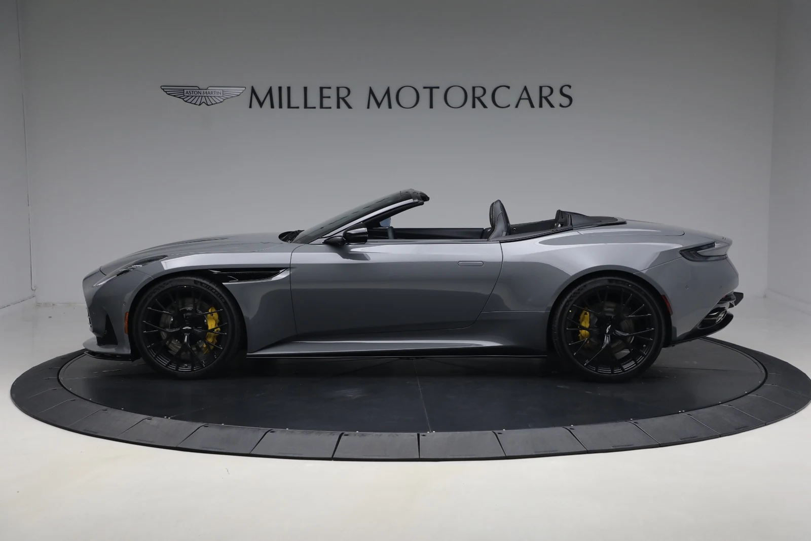 2026 Aston Martin DB12 Volante, 3/20