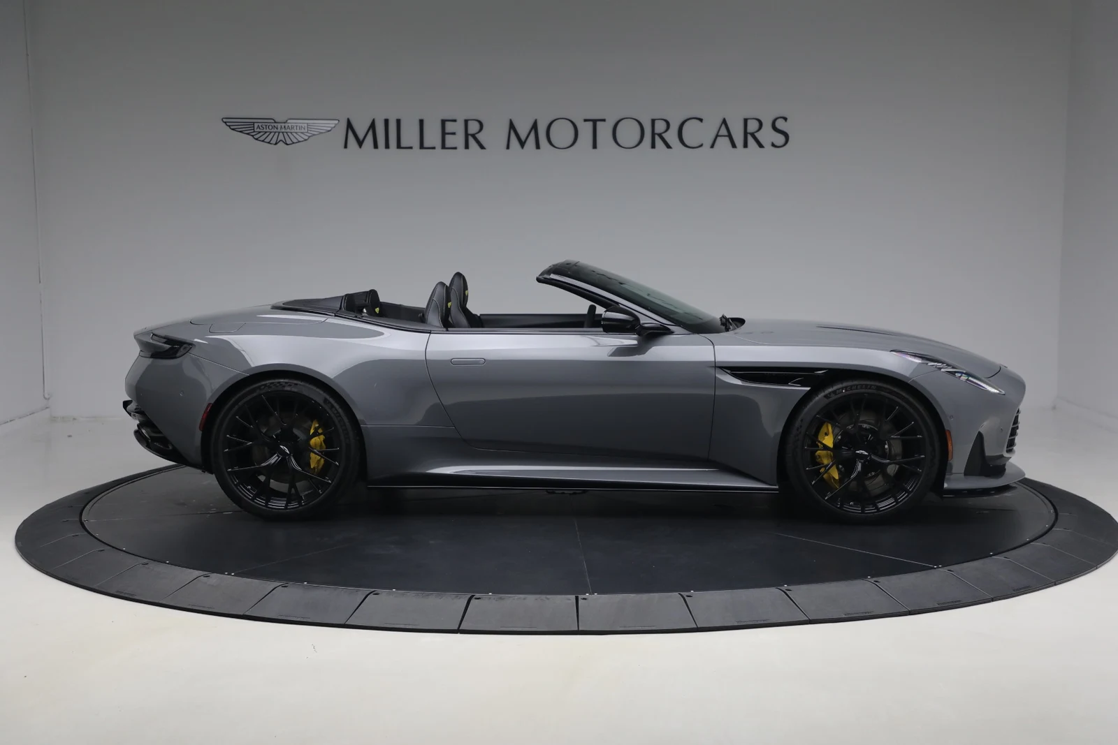 2026 Aston Martin DB12 Volante, 9/20