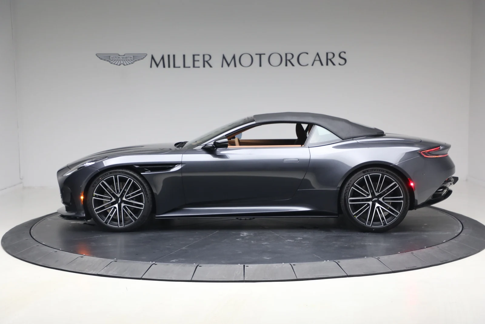 2026 Aston Martin DB12 Volante, 16/20