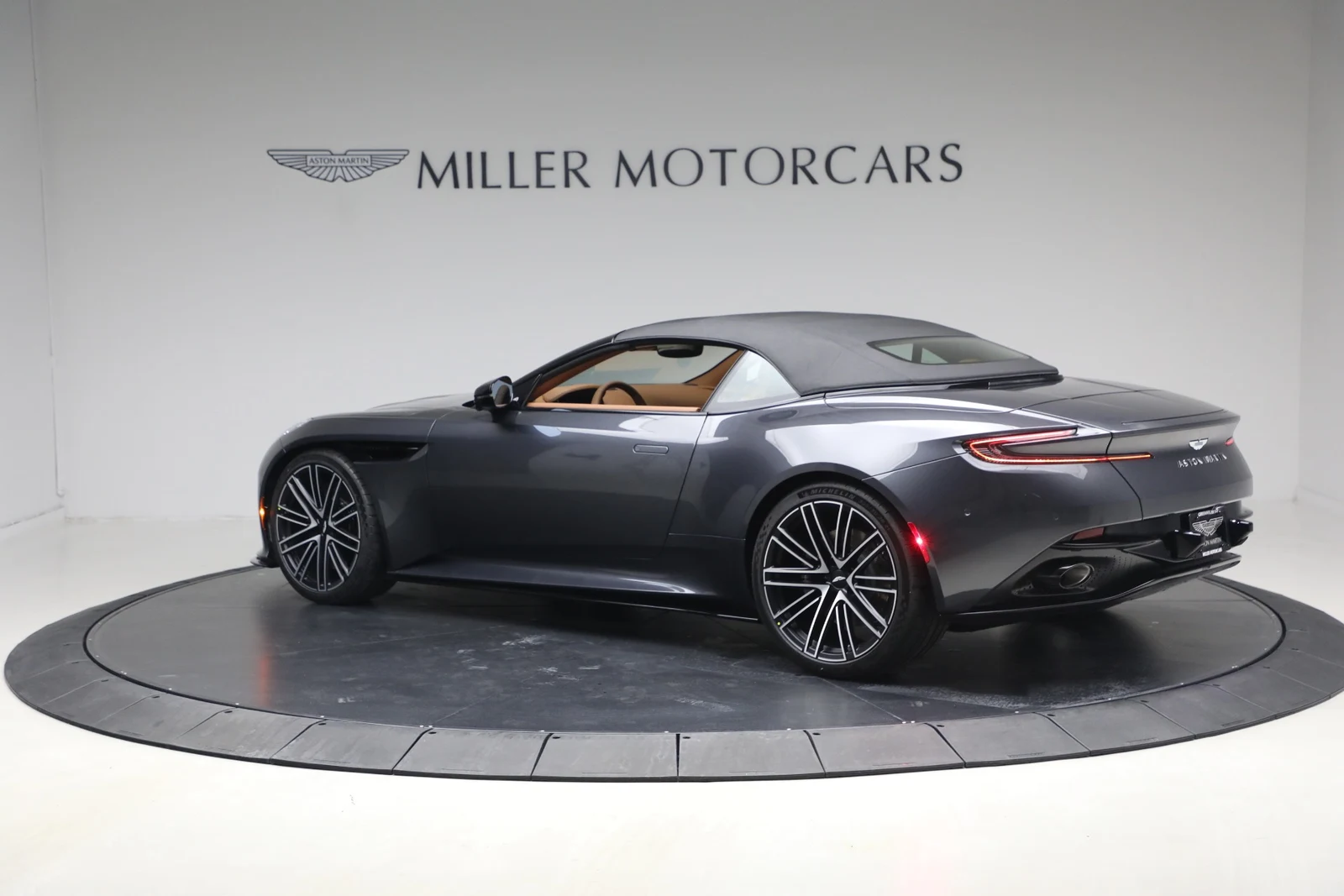 2026 Aston Martin DB12 Volante, 17/20