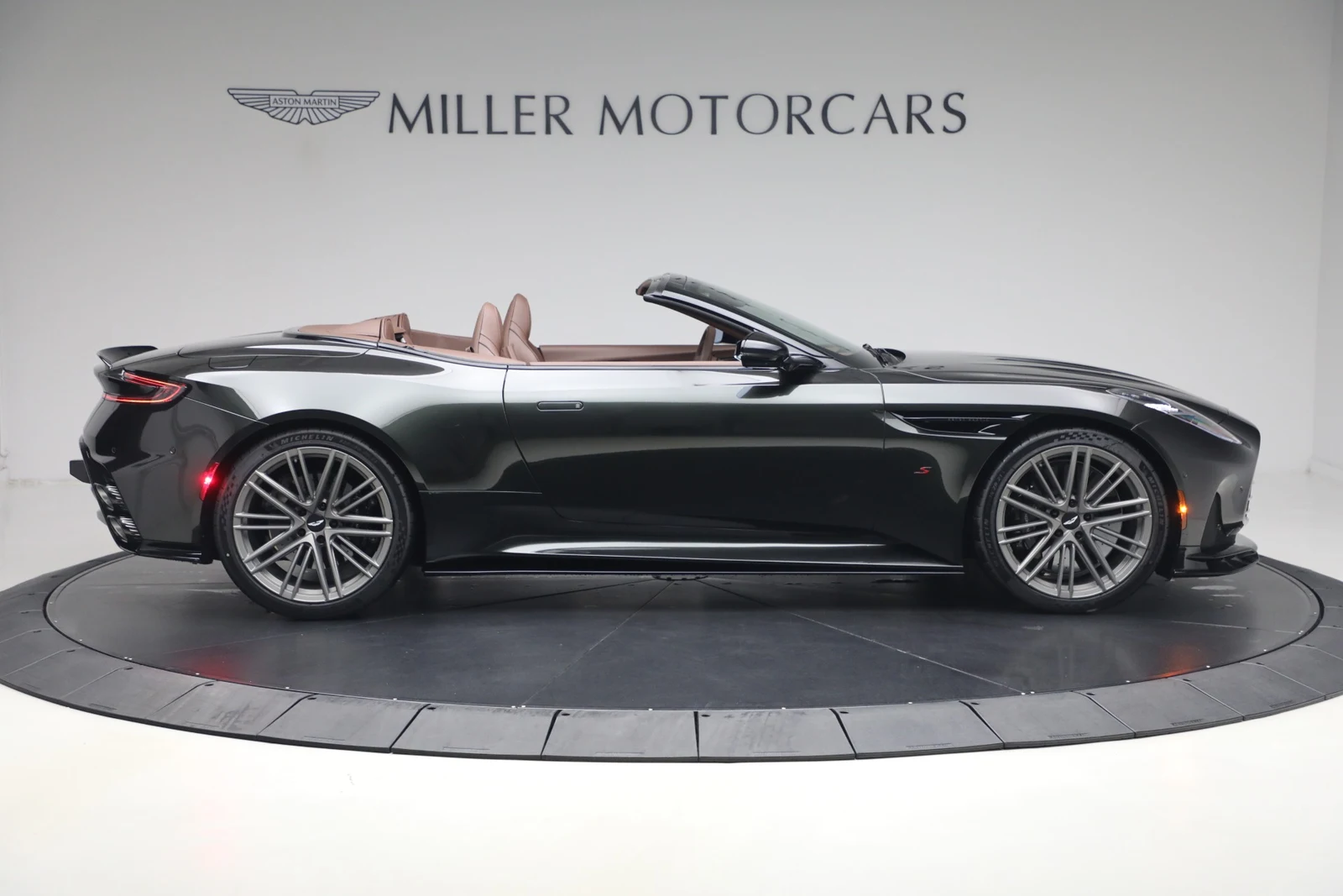 2026 Aston Martin DB12 S Volante, 9/20