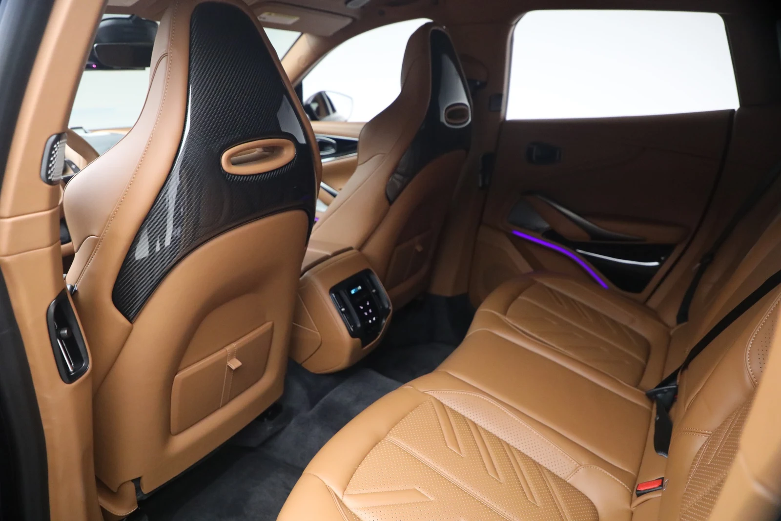 2026 Aston Martin DBX S, 16/20