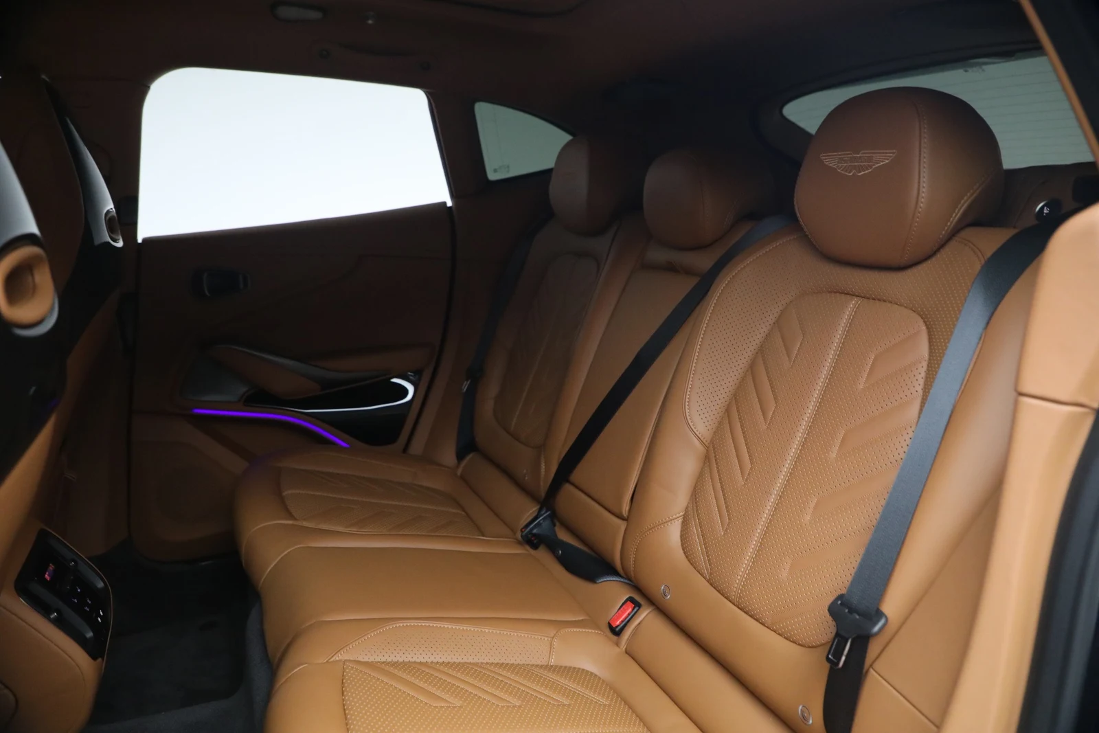 2026 Aston Martin DBX S, 18/20