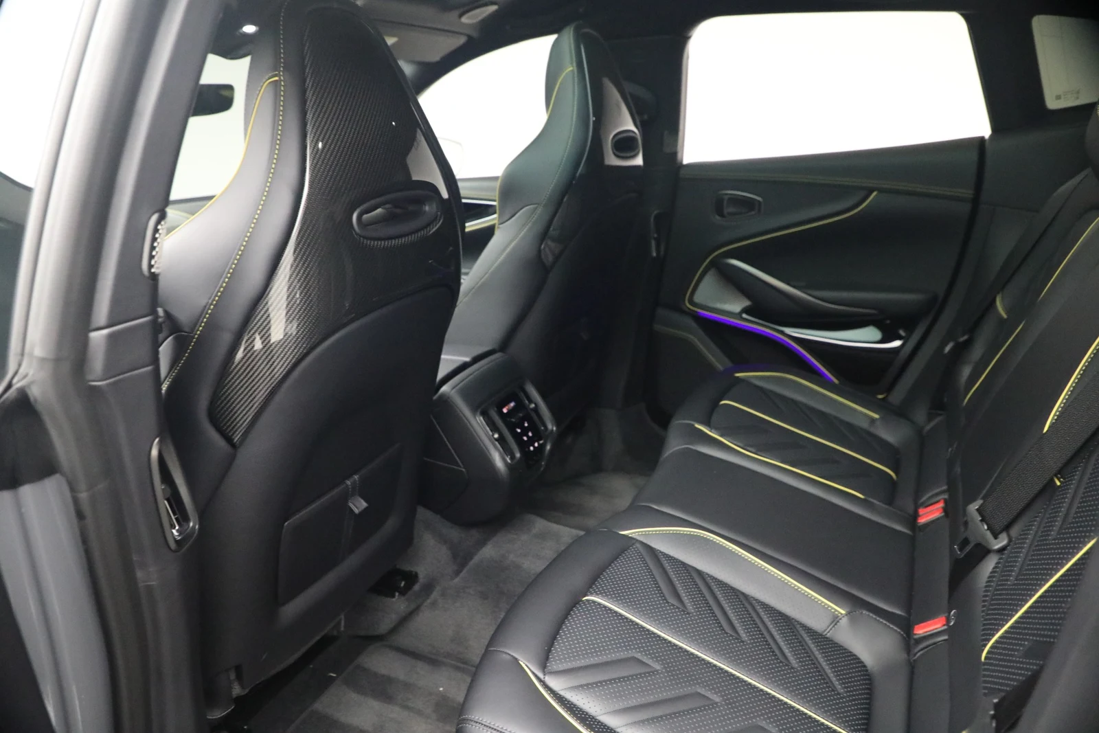 2026 Aston Martin DBX S, 17/20