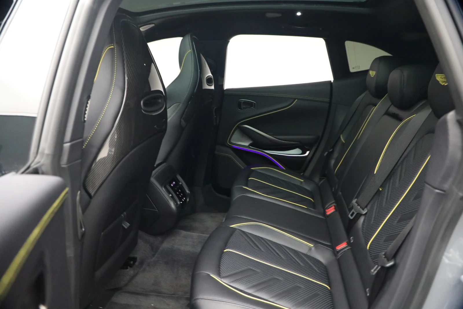 2026 Aston Martin DBX S, 18/20