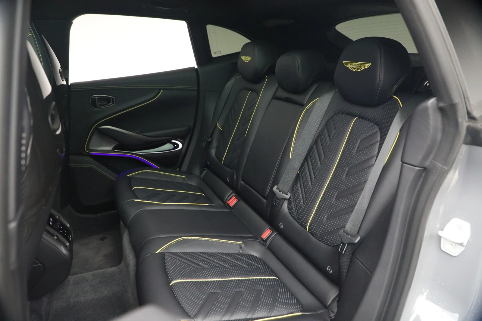 2026 Aston Martin DBX S, 19/20