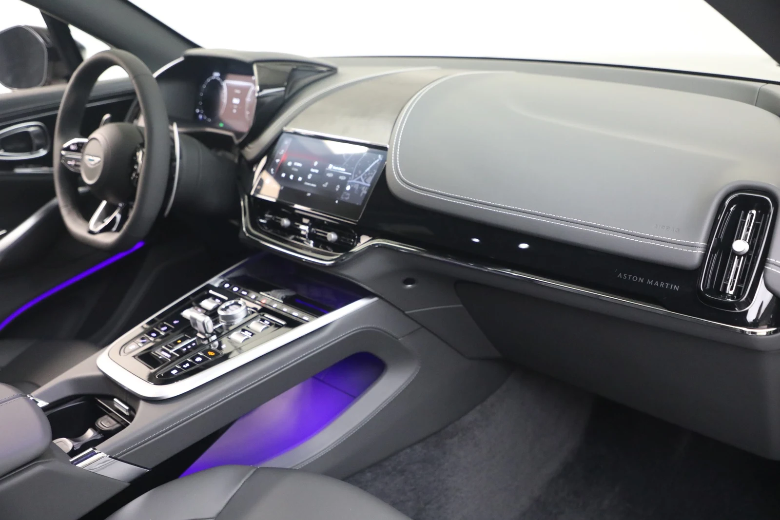 2026 Aston Martin DBX S, 17/20