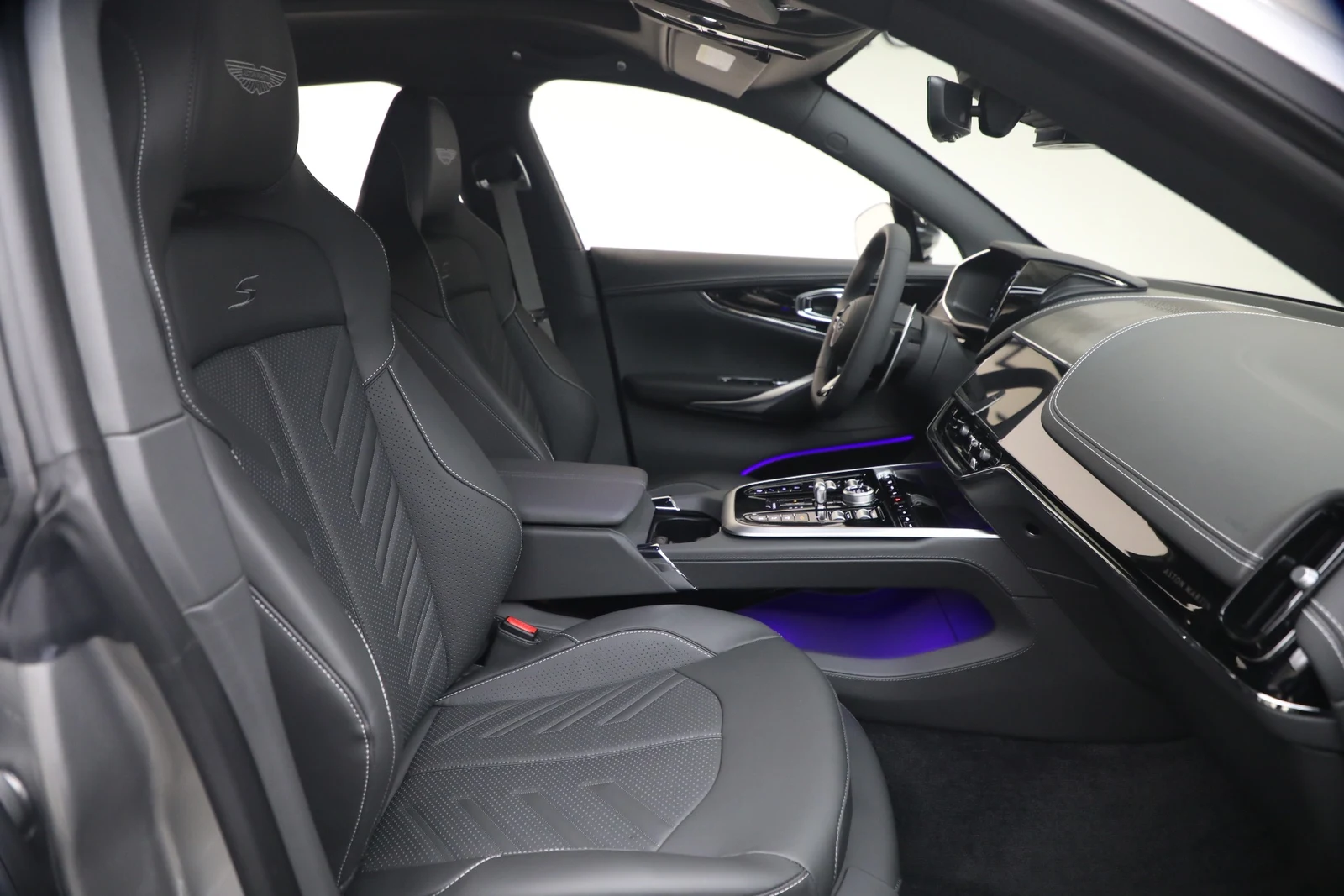 2026 Aston Martin DBX S, 18/20