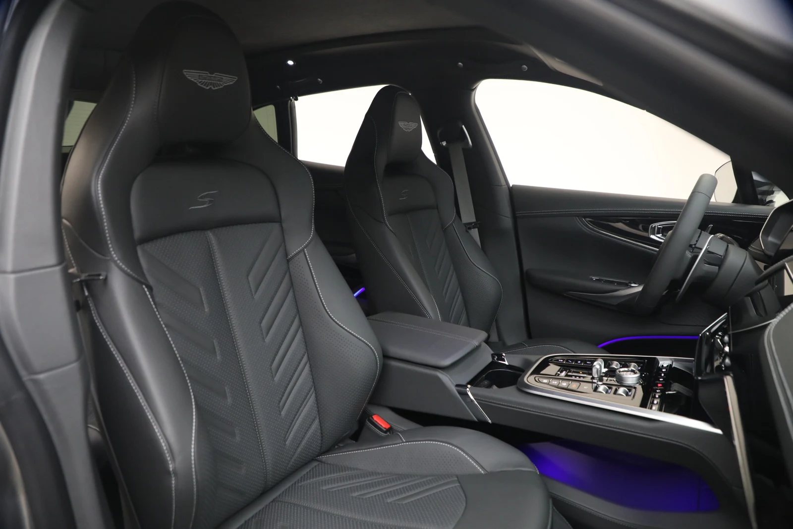 2026 Aston Martin DBX S, 19/20