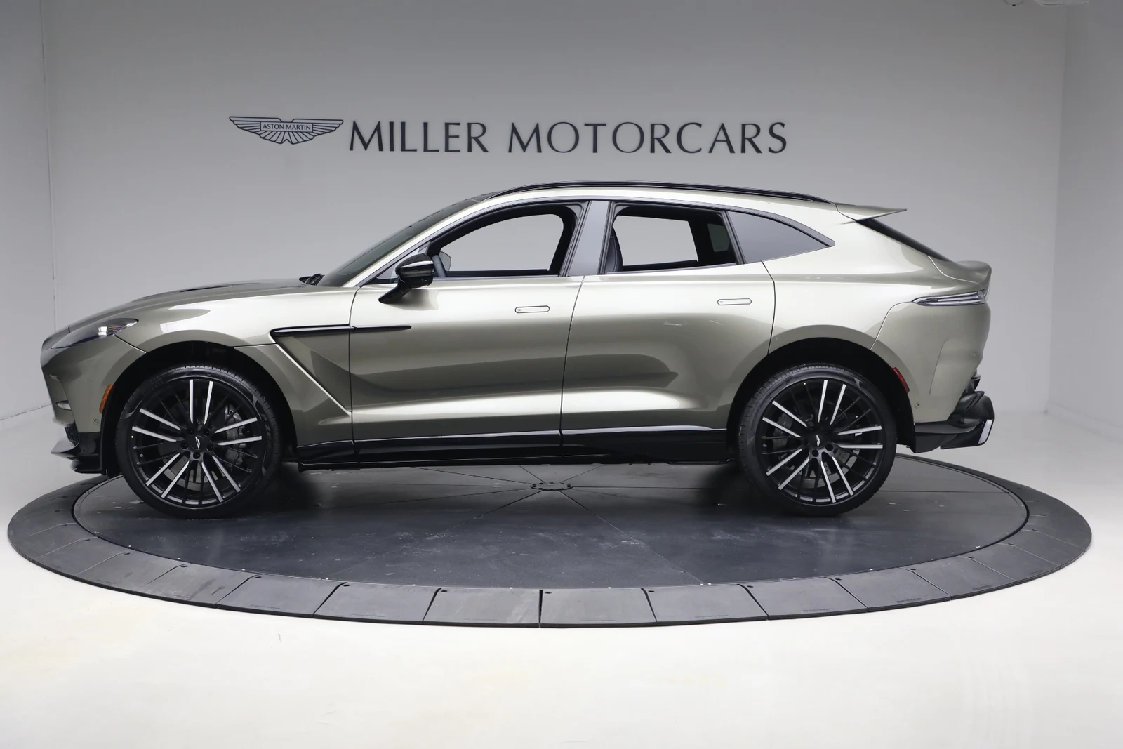 2026 Aston Martin DBX707 (2024 Update), 3/20