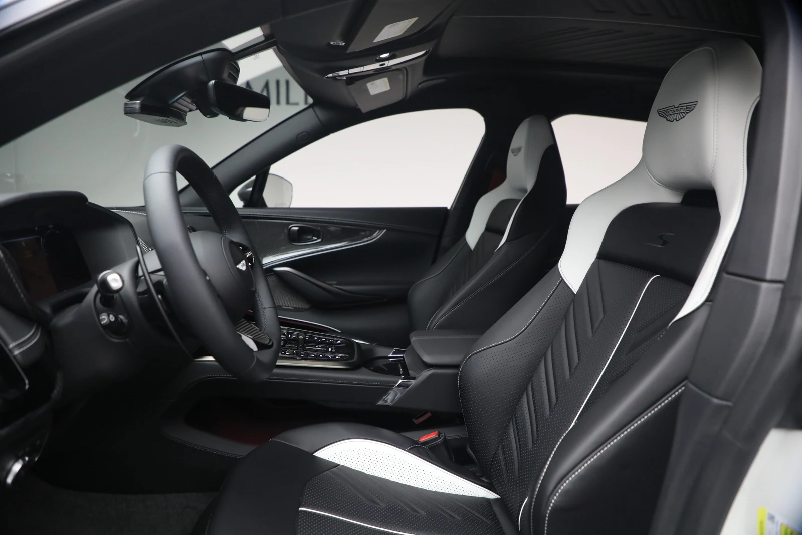 2026 Aston Martin DBX S, 16/20