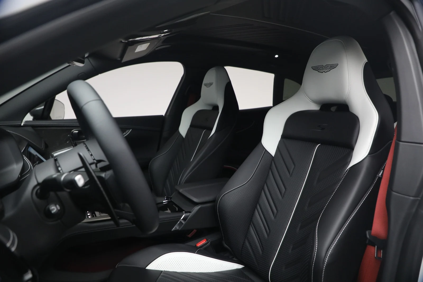 2026 Aston Martin DBX S, 17/20