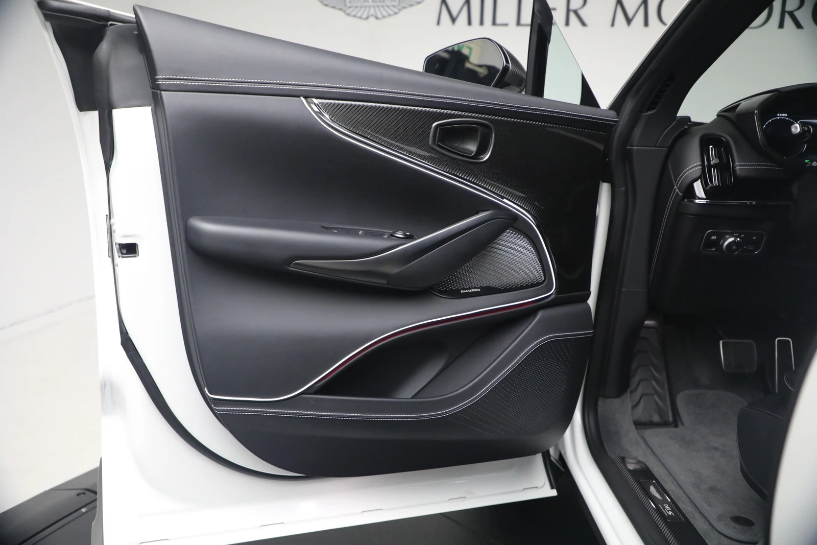 2026 Aston Martin DBX S, 18/20