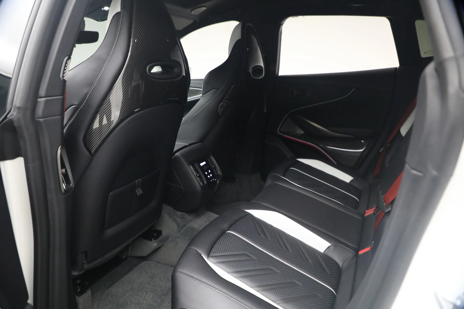2026 Aston Martin DBX S, 19/20