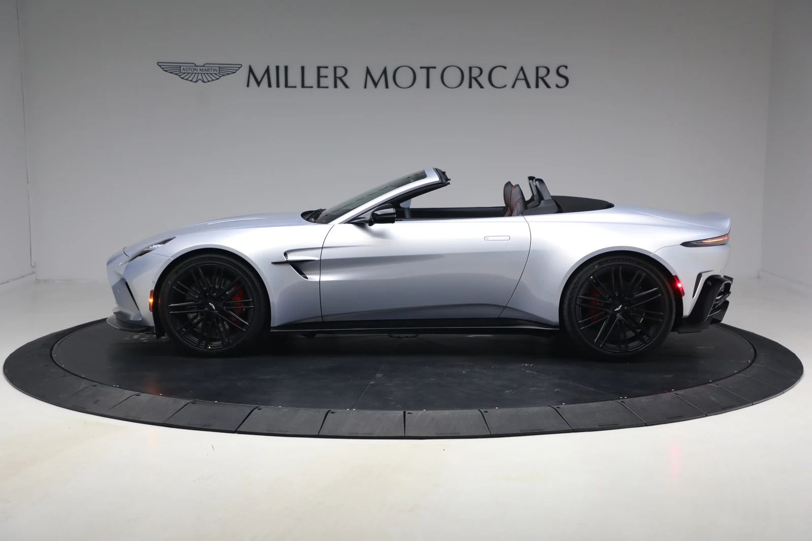 2026 Aston Martin Vantage Roadster (2024 Update), 3/20