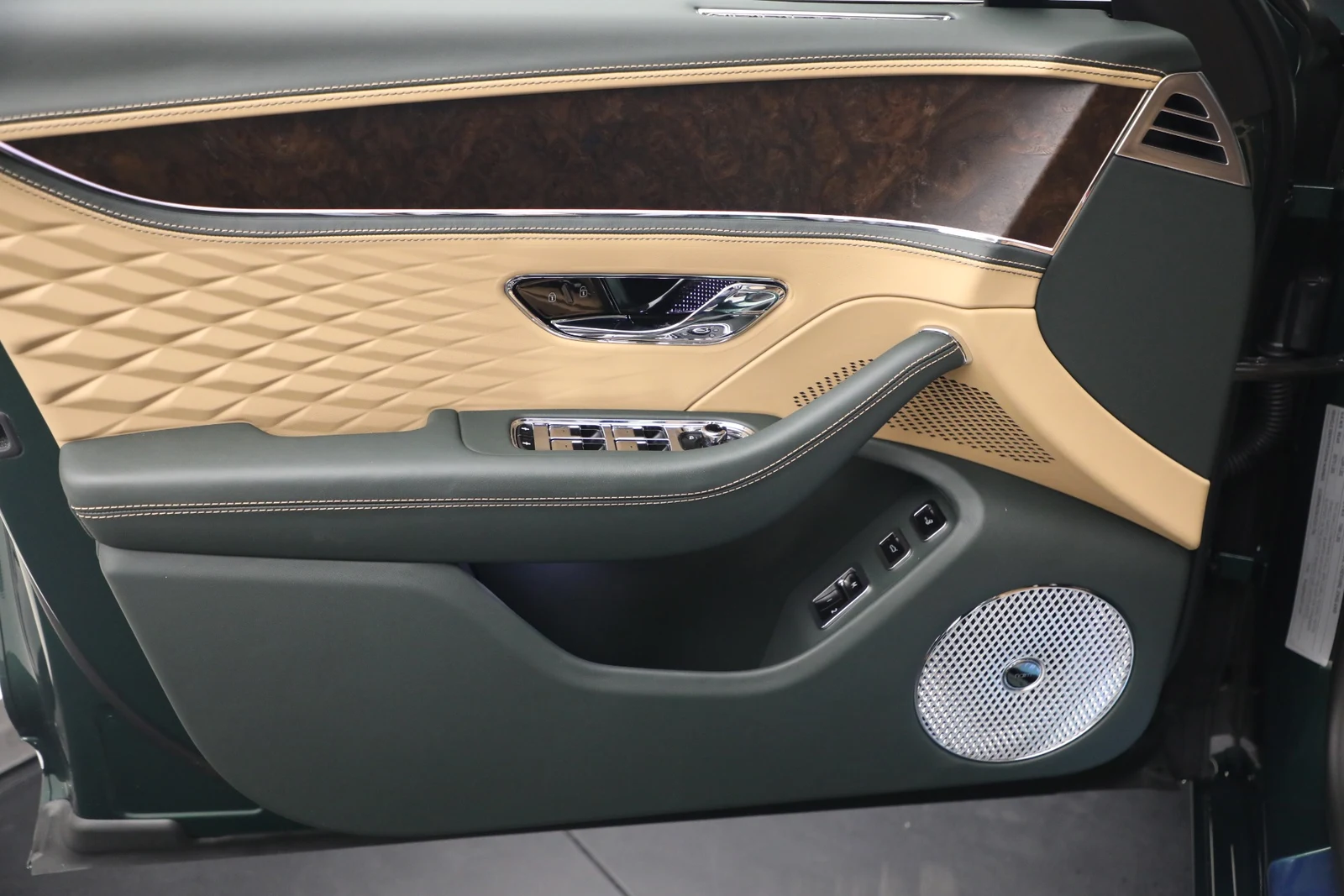 2027 Bentley Flying Spur Azure (4th Generation), 17/20