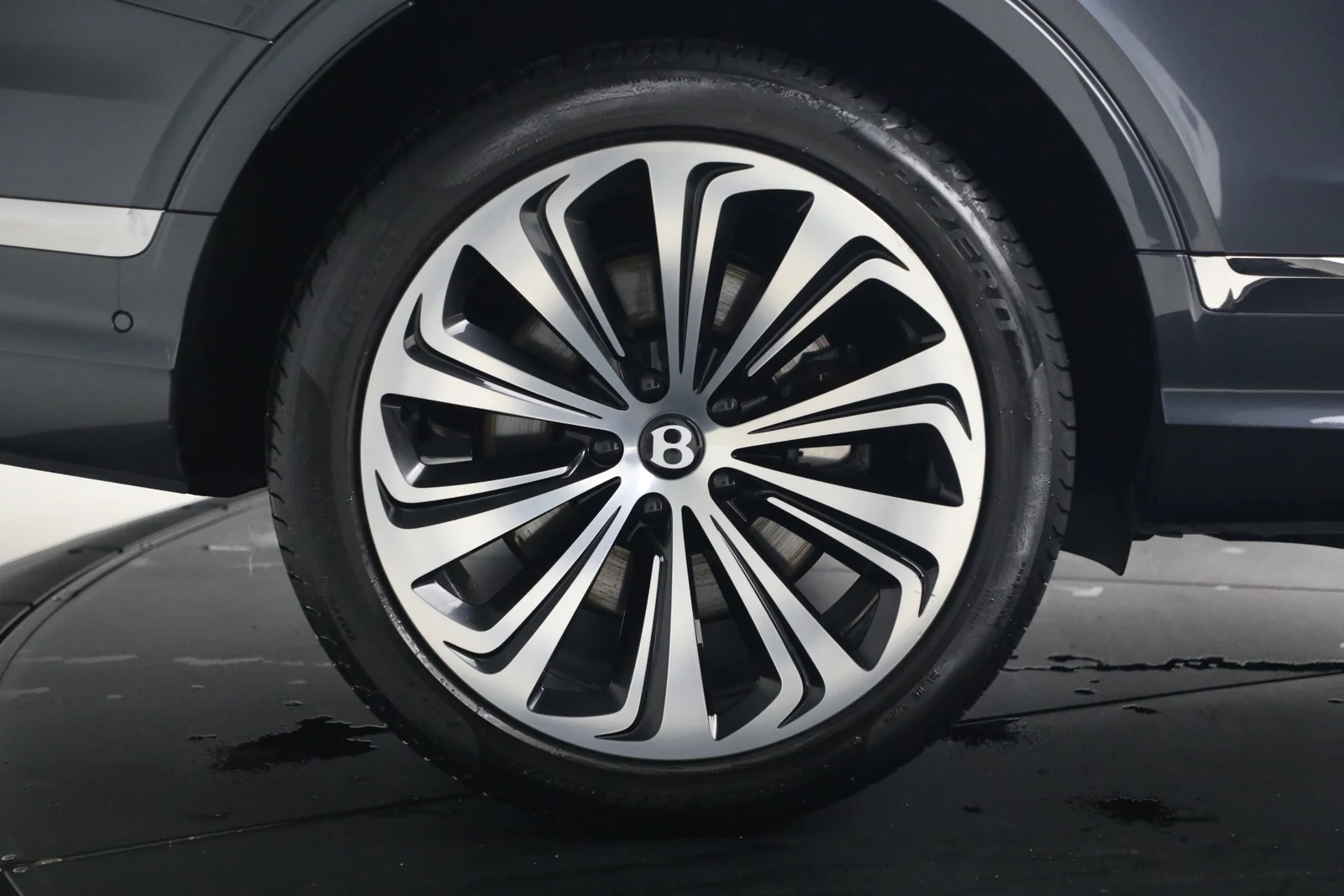 2026 Bentley Bentayga EWB Azure, 16/20