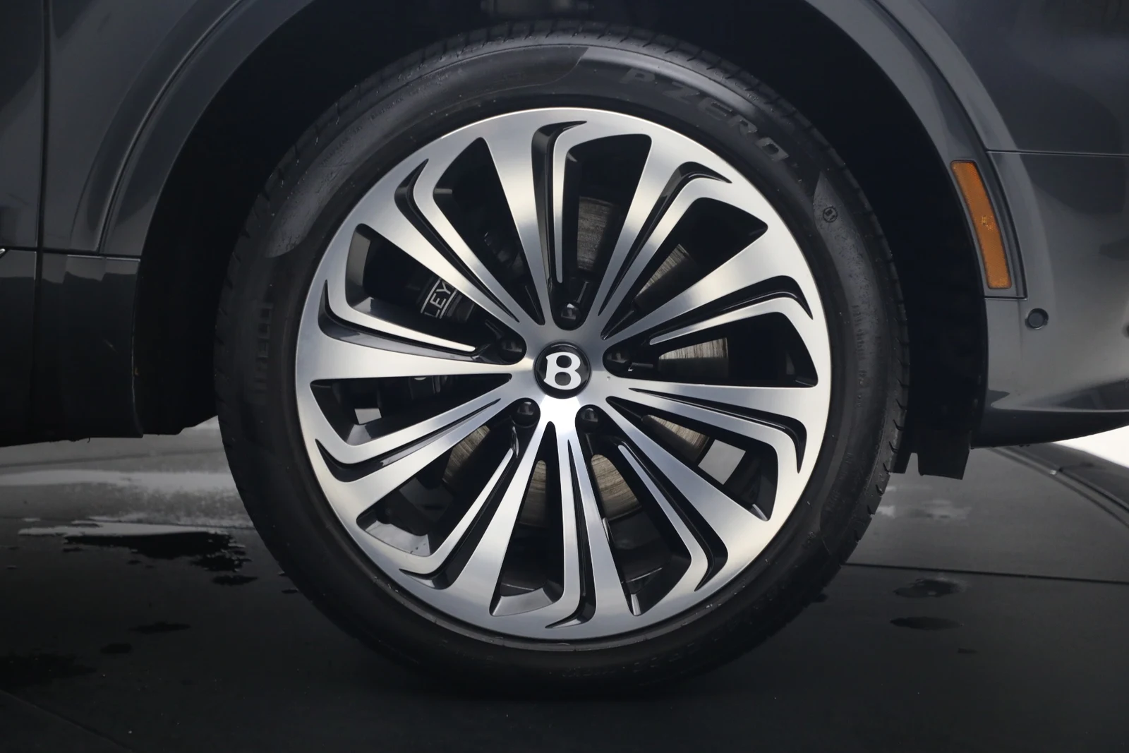 2026 Bentley Bentayga EWB Azure, 17/20