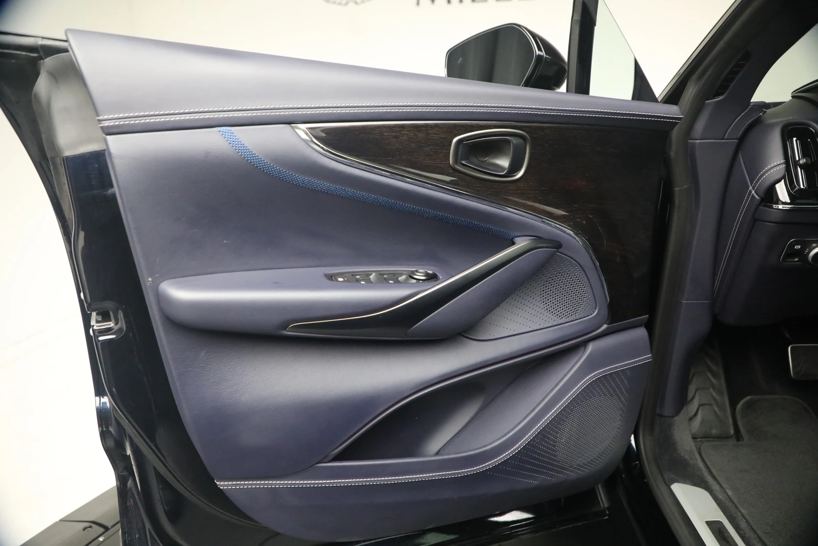 2025 Aston Martin DBX707 (2024 Update), 16/20