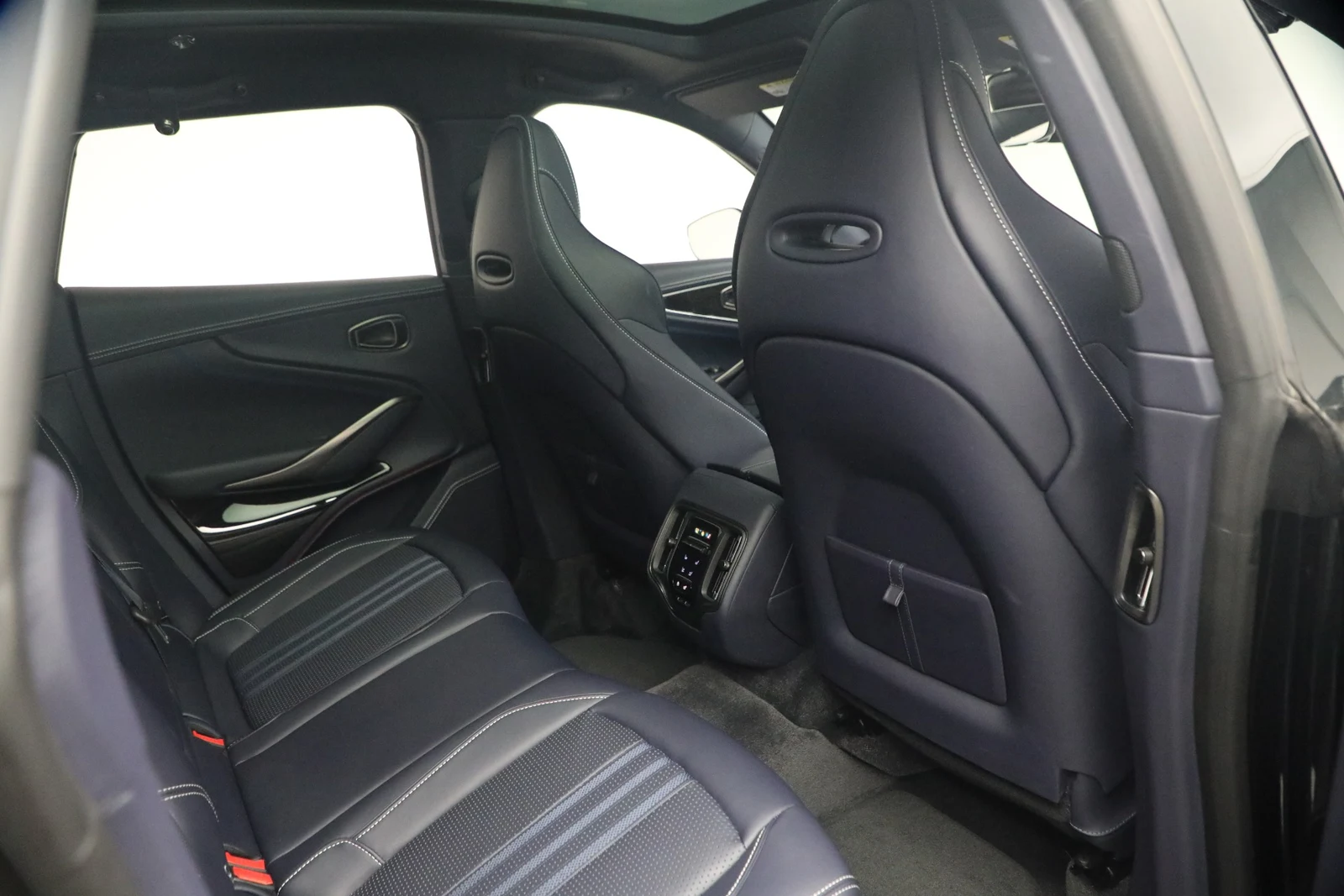 2025 Aston Martin DBX707 (2024 Update), 17/20