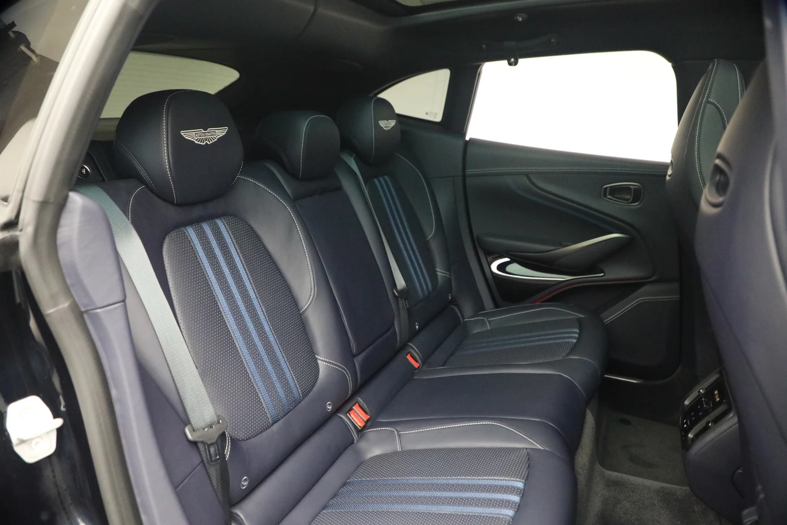 2025 Aston Martin DBX707 (2024 Update), 19/20