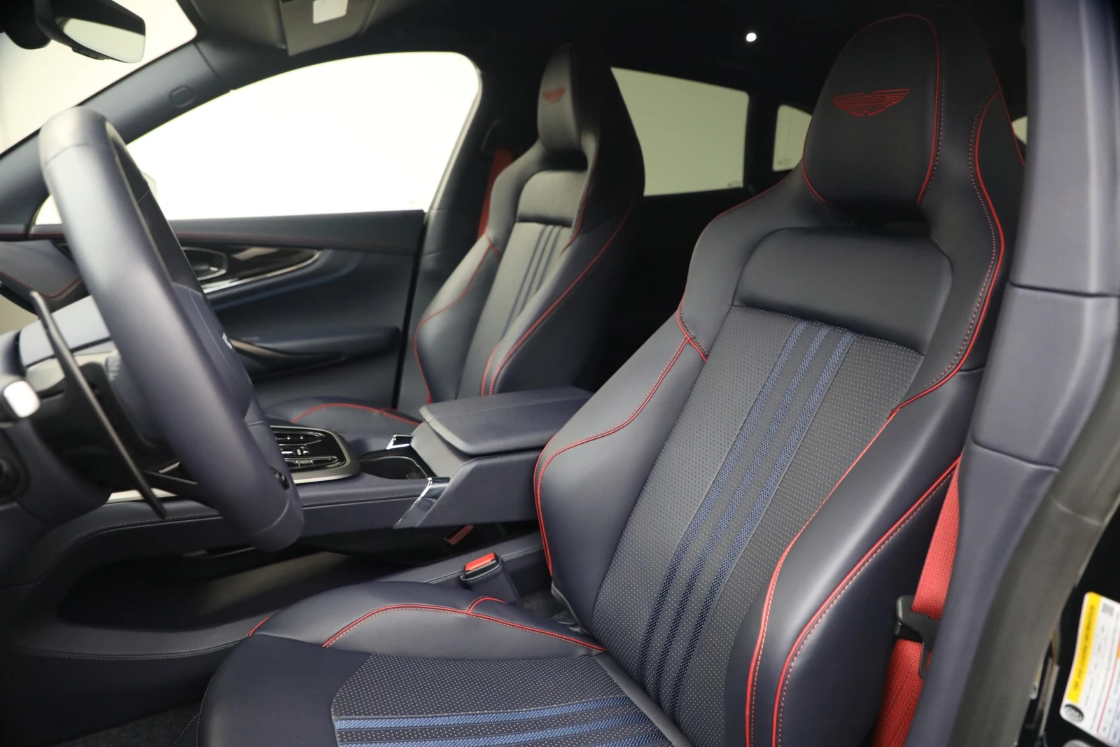 2025 Aston Martin DBX707 (2024 Update), 16/20