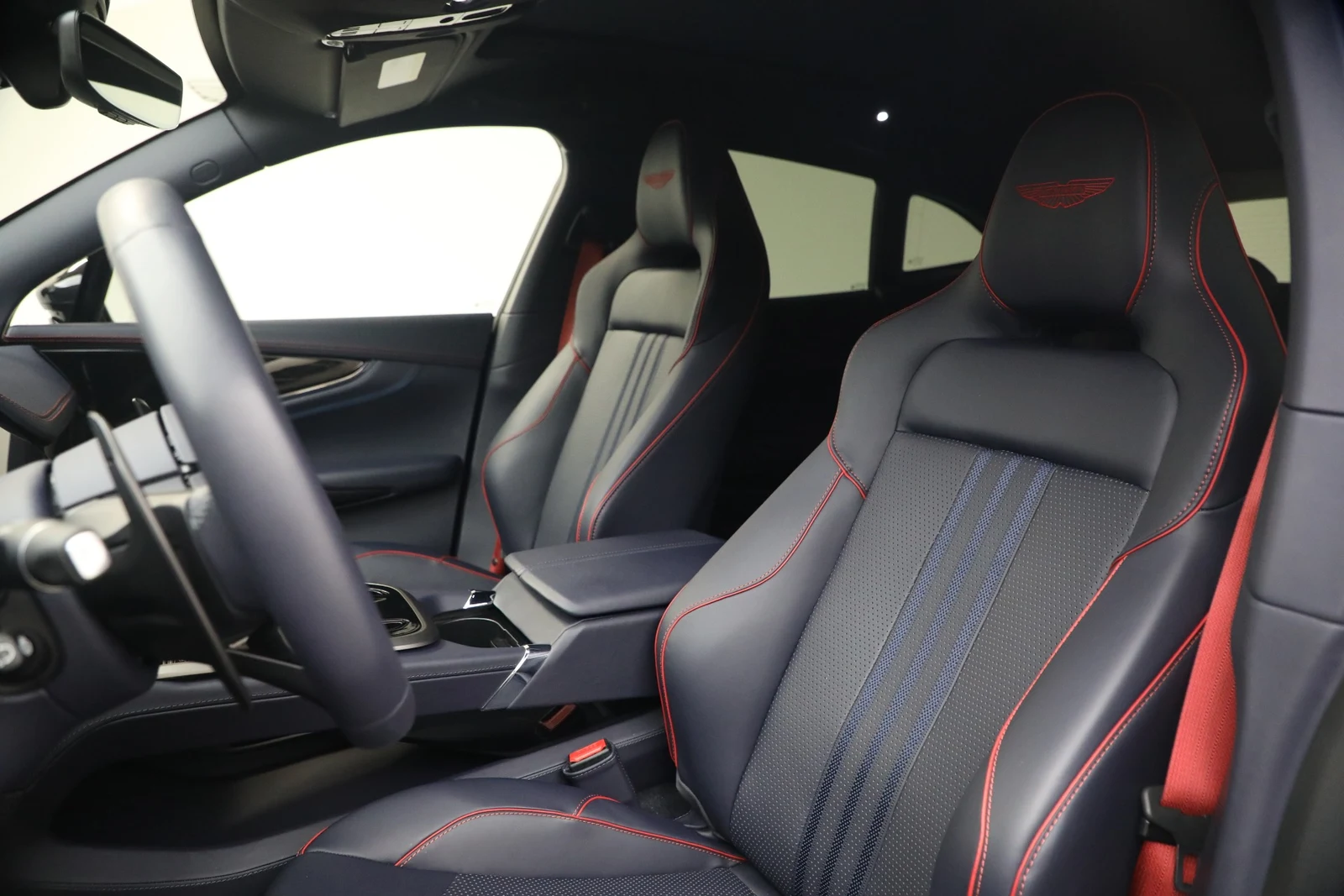 2025 Aston Martin DBX707 (2024 Update), 17/20