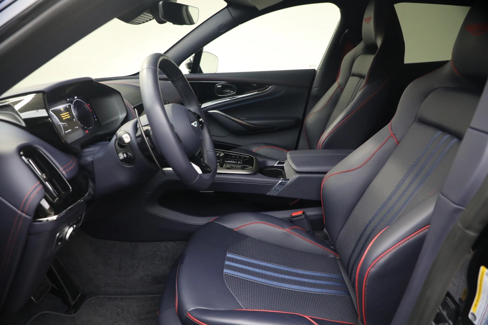 2025 Aston Martin DBX707 (2024 Update), 18/20