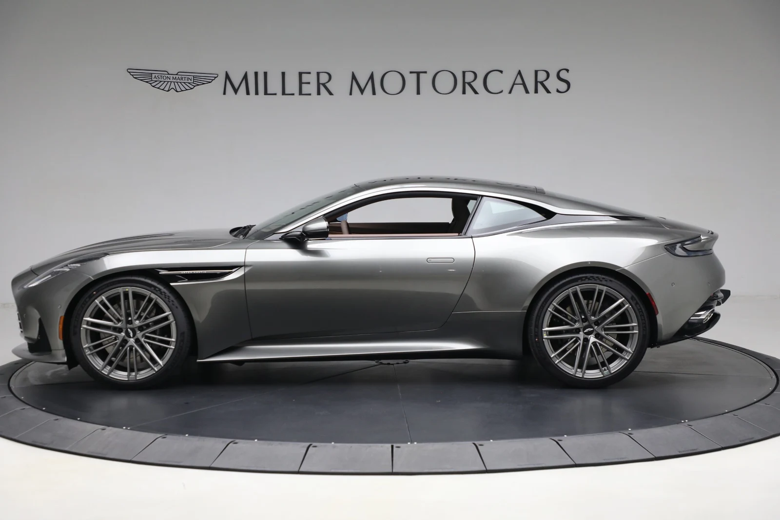 2025 Aston Martin DB12 Coupé, 2/20