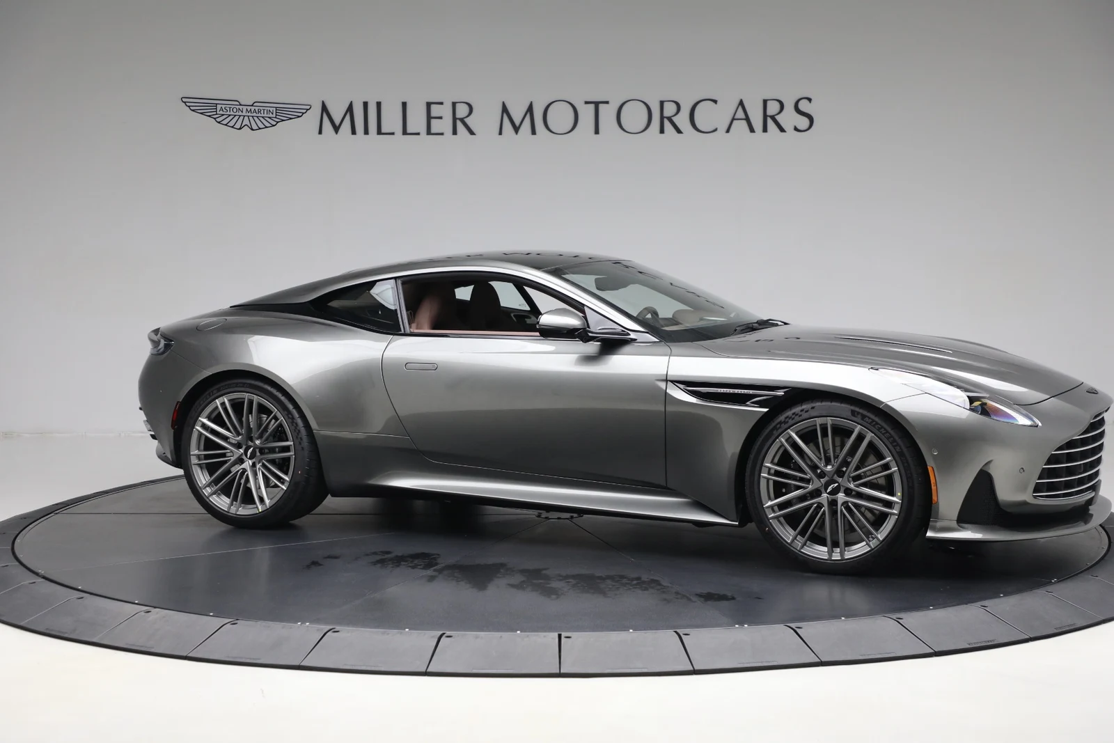 2025 Aston Martin DB12 Coupé, 9/20