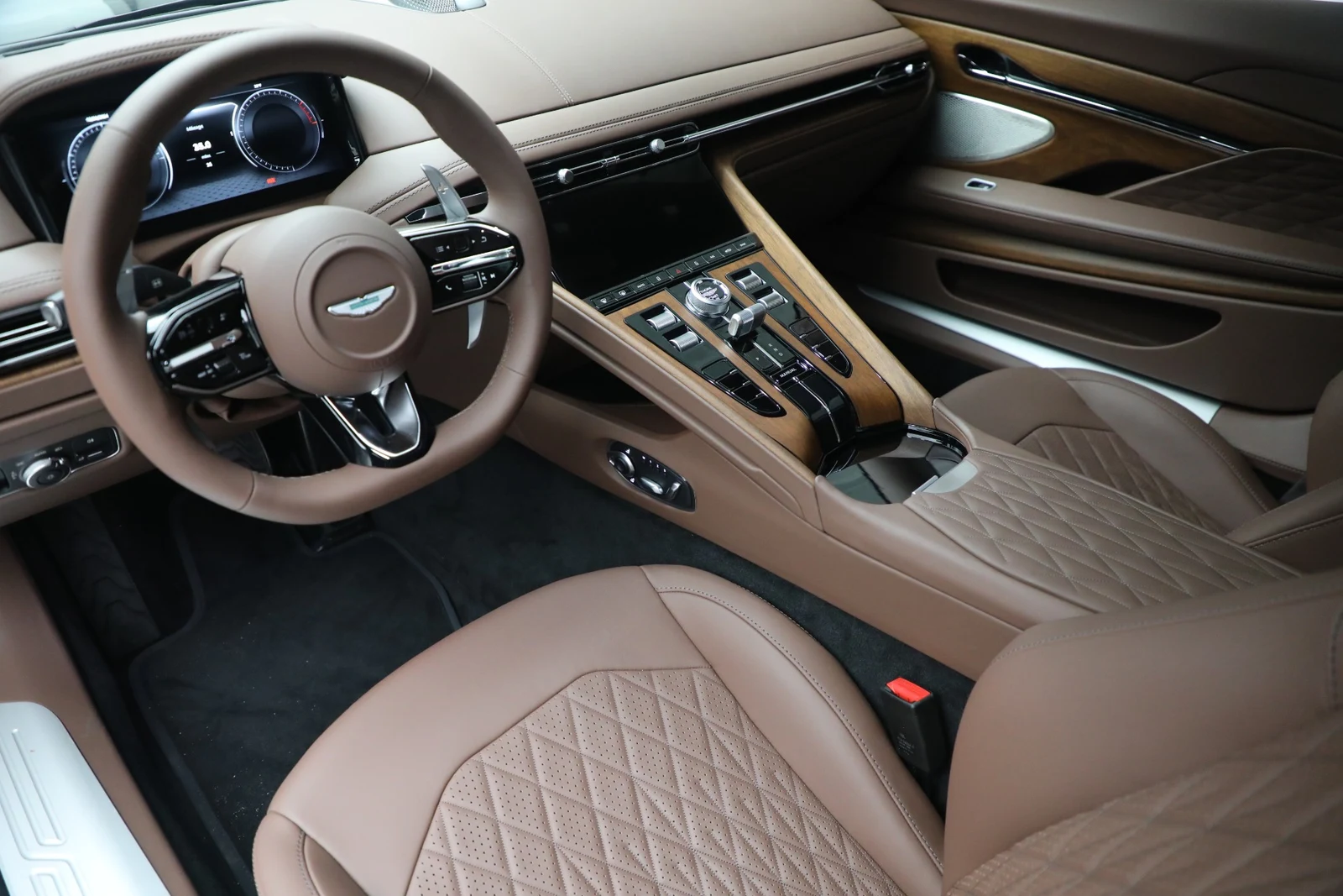 2025 Aston Martin DB12 Coupé, 17/20