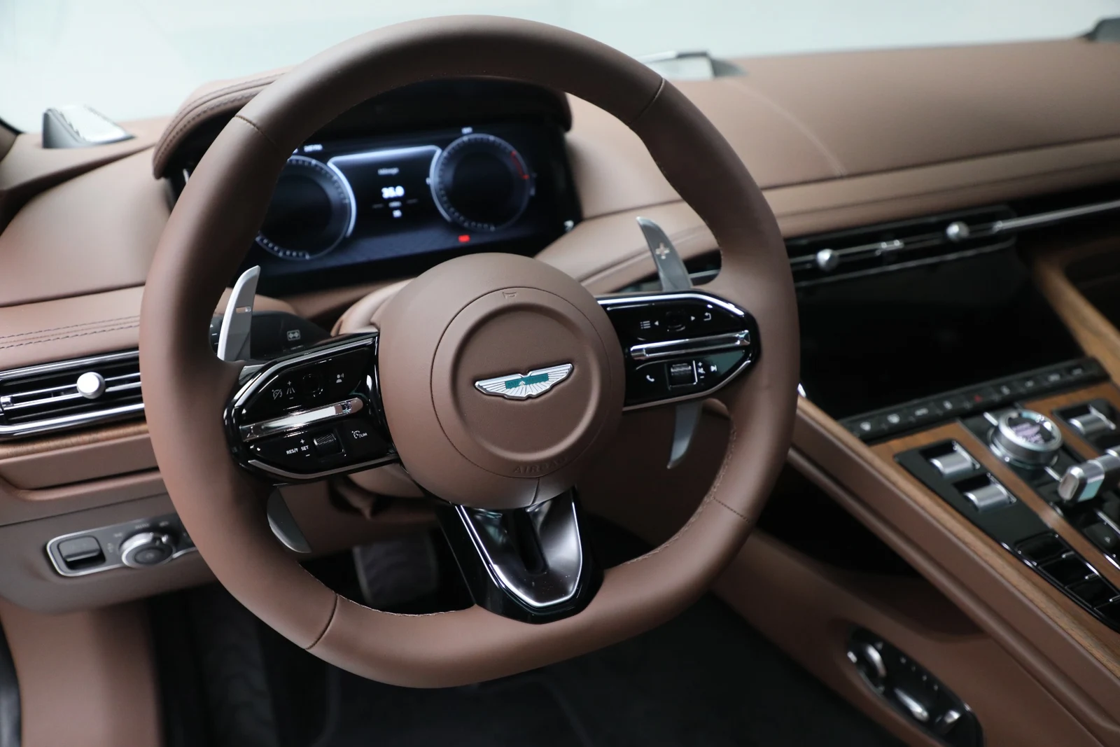 2025 Aston Martin DB12 Coupé, 19/20