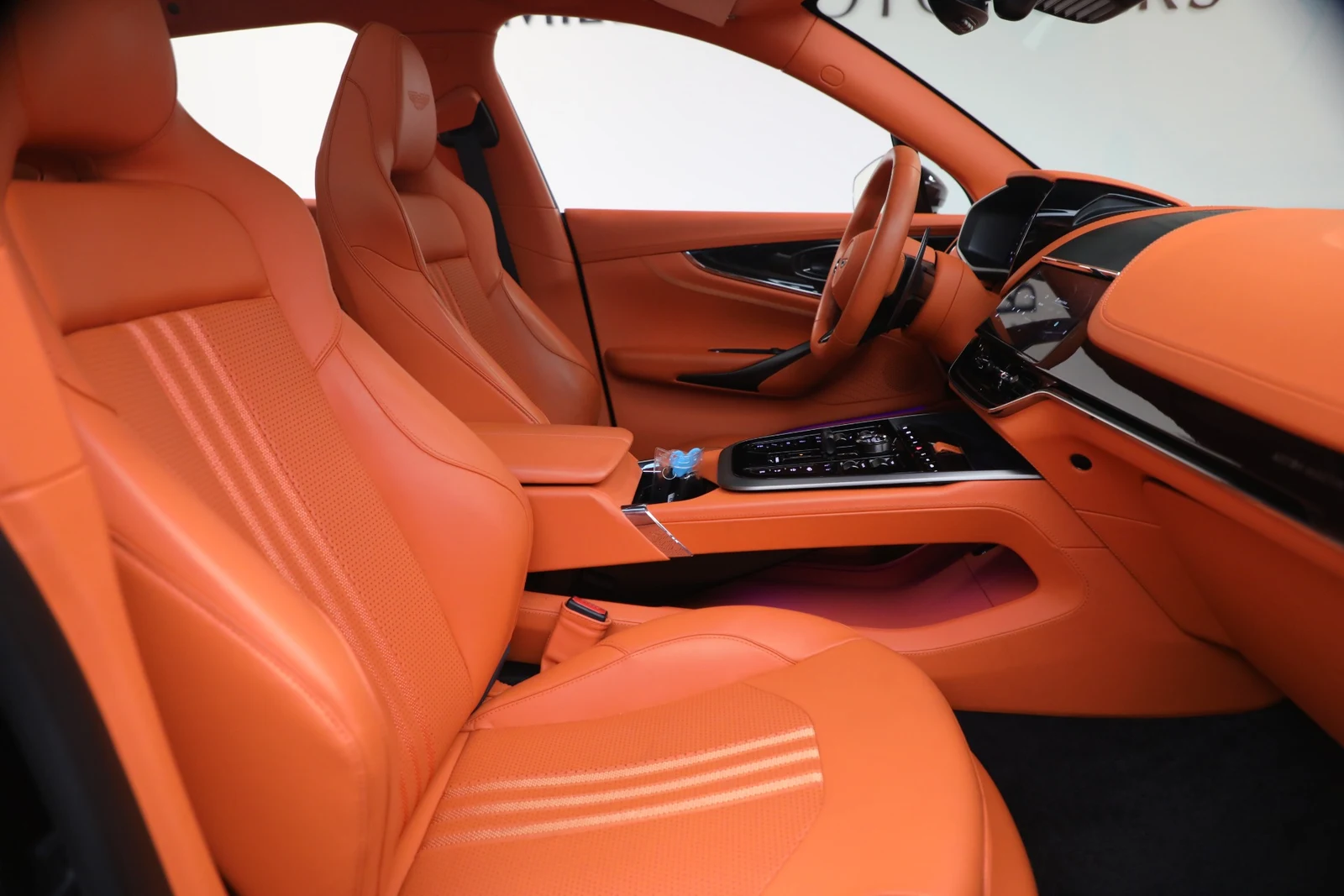 2025 Aston Martin DBX707 (2024 Update), 18/20