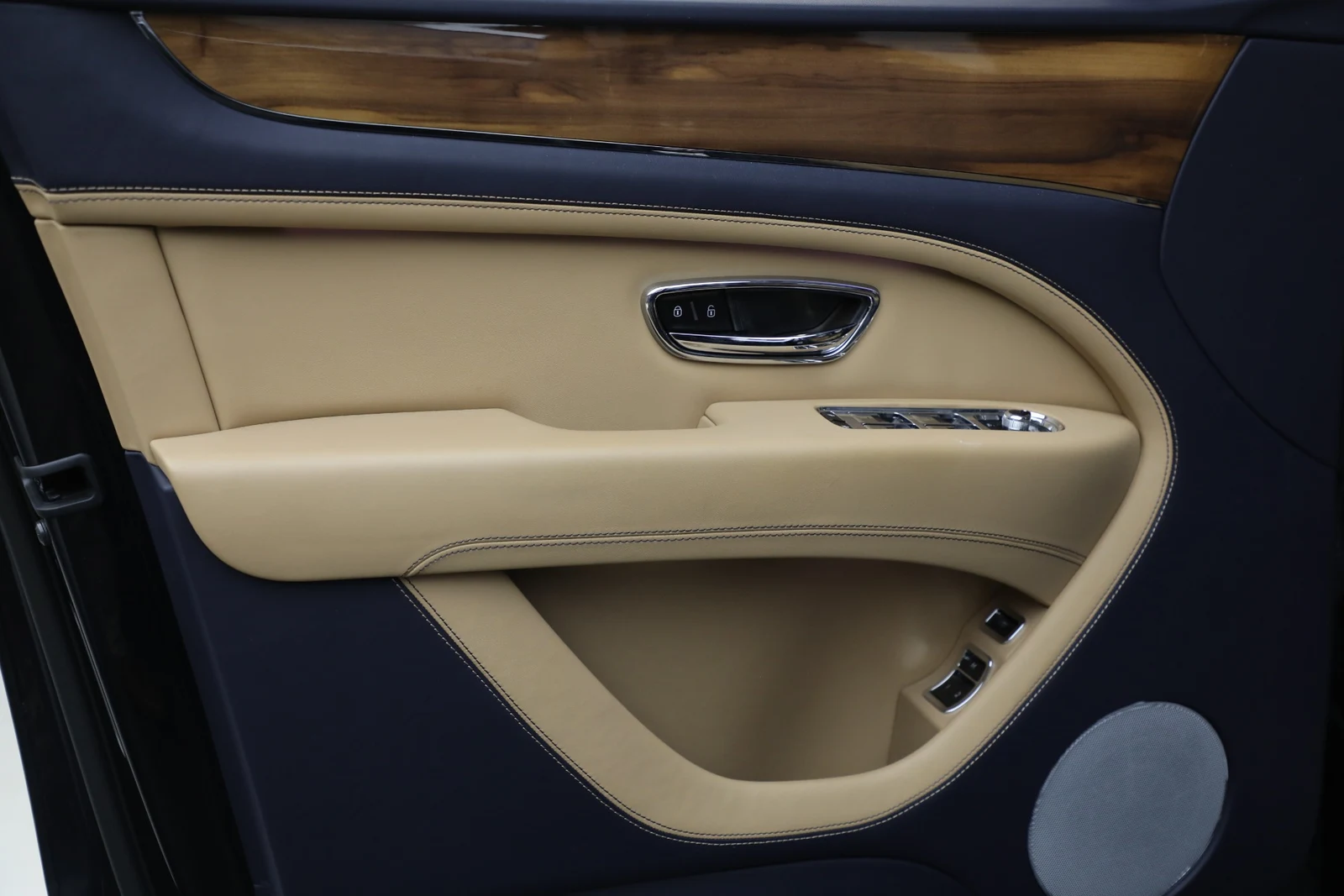 2024 Bentley Bentayga EWB V8, 17/20
