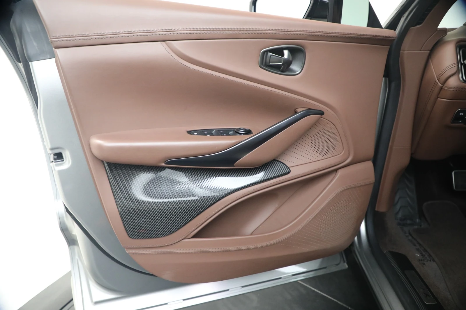 2023 Aston Martin DBX 707, 16/20