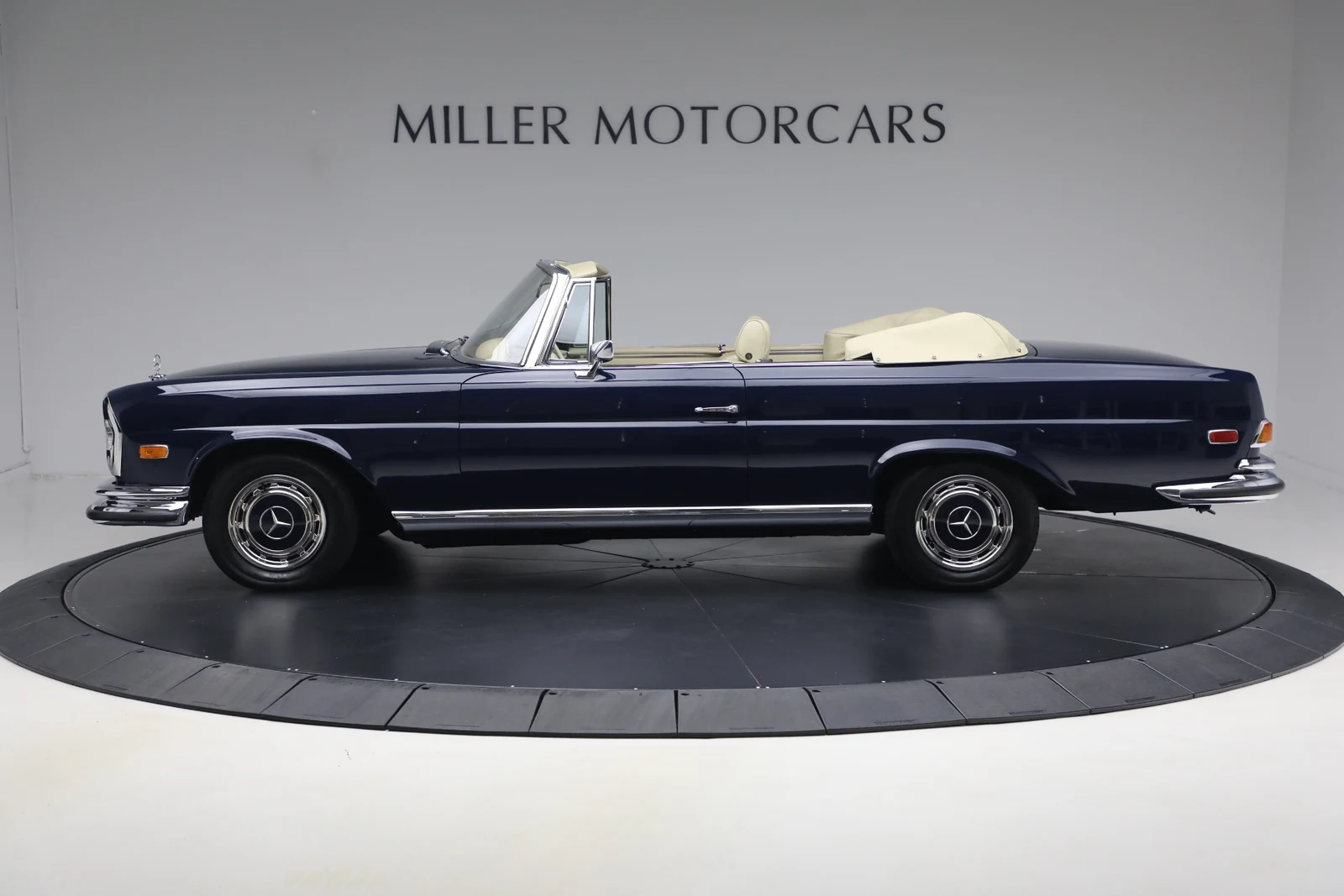 1971 Mercedes-Benz 280 SE 3.5 Cabriolet, 2/20