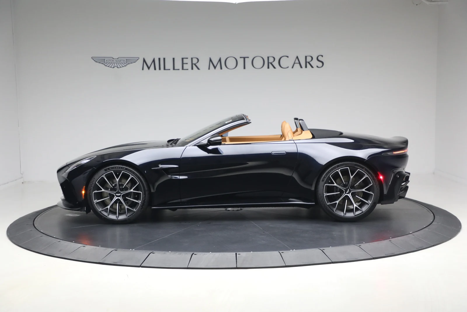 2026 Aston Martin Vantage Roadster (2024 Update), 3/20