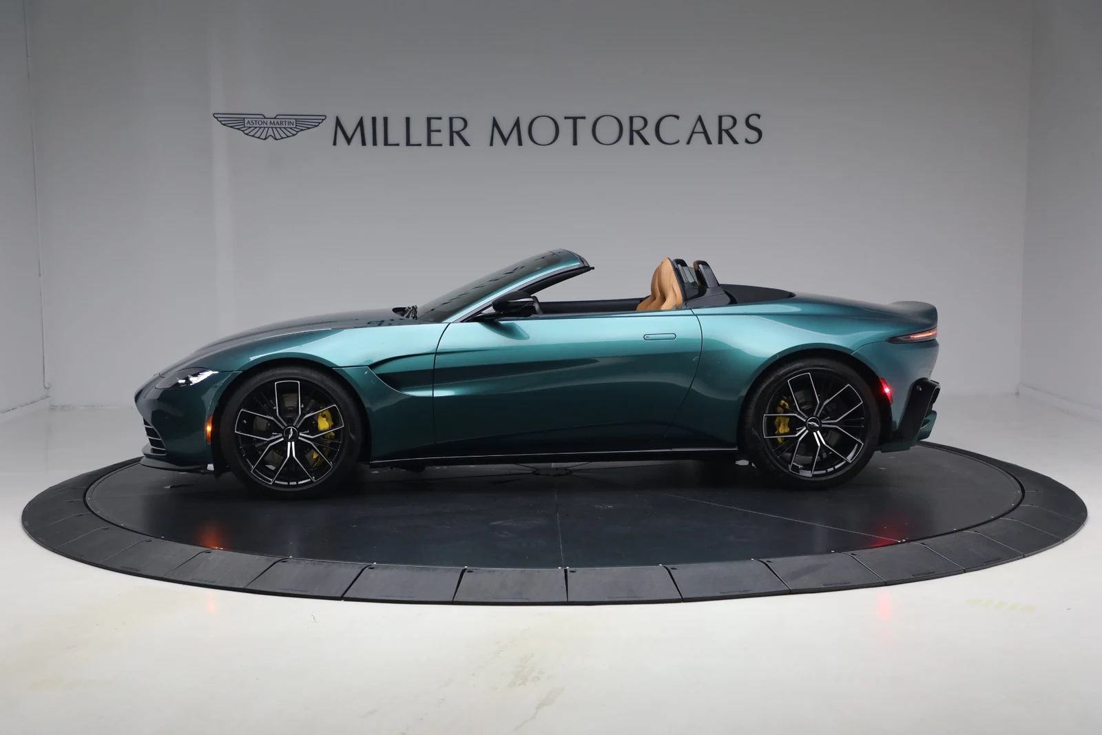 2023 Aston Martin Vantage V8 Roadster, 3/30