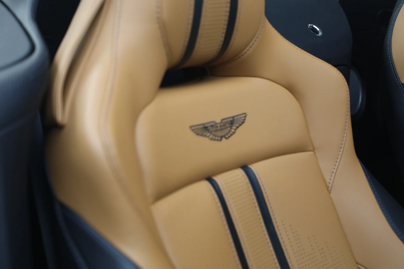 2023 Aston Martin Vantage V8 Roadster, 26/30