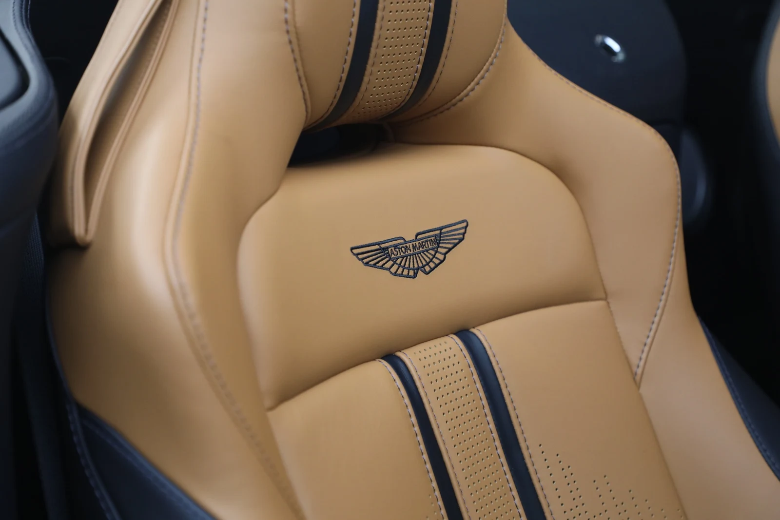 2023 Aston Martin Vantage V8 Roadster, 27/30