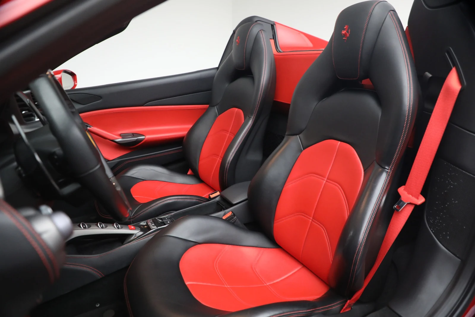 2019 Ferrari 488 Spider interior, seats, Nero