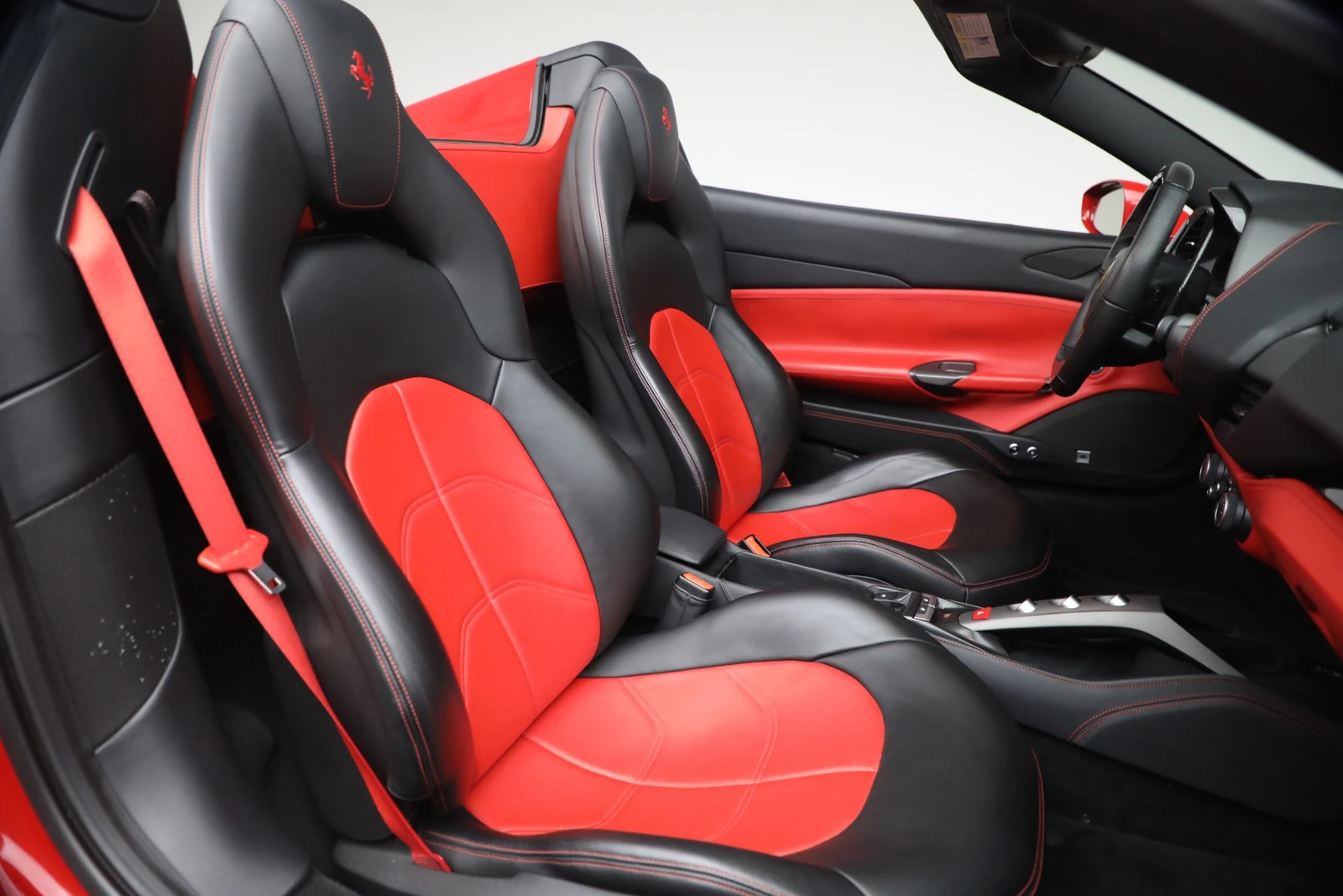 2019 Ferrari 488 Spider interior, seats, Nero