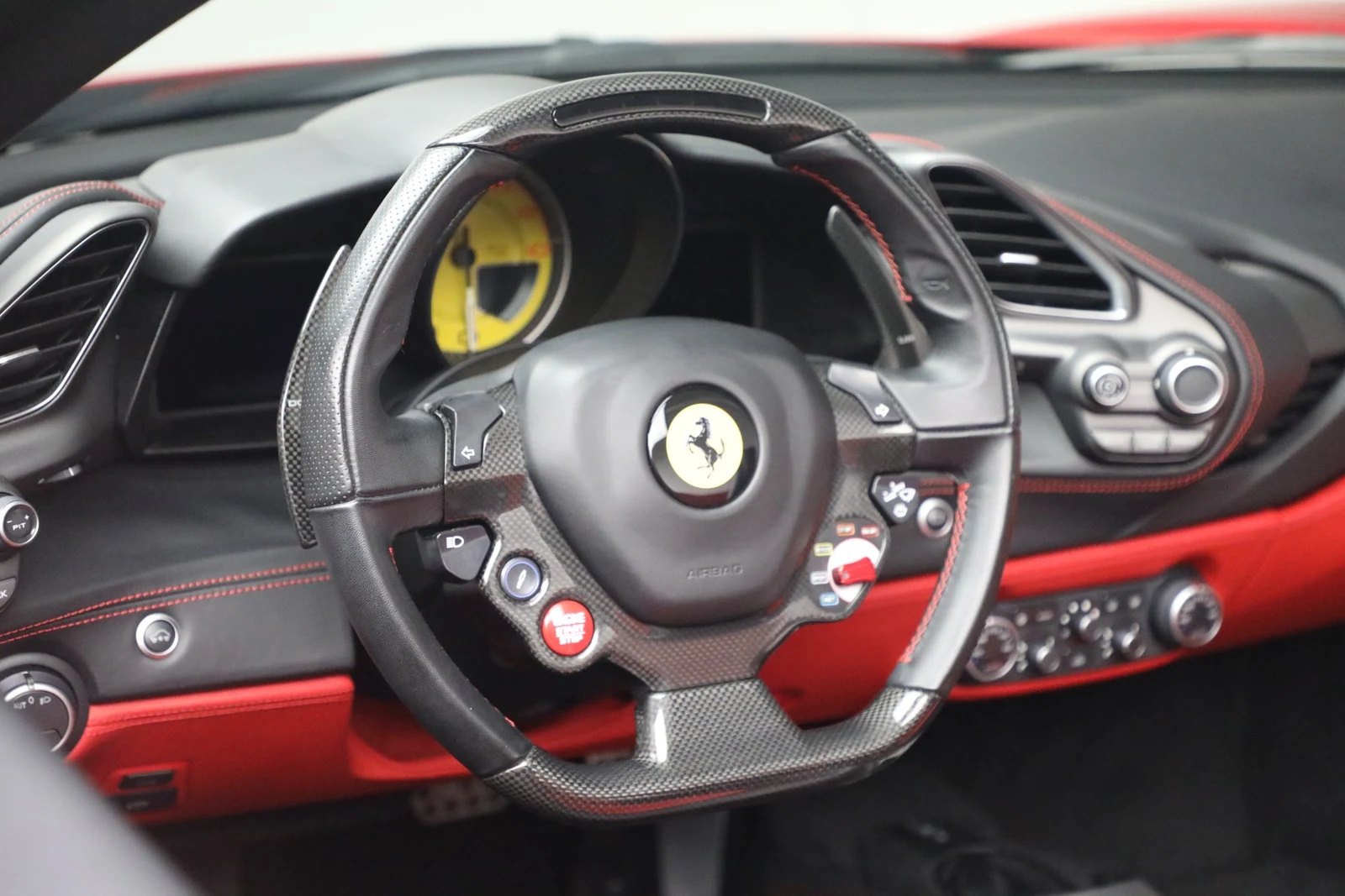 2019 Ferrari 488 Spider interior, Nero