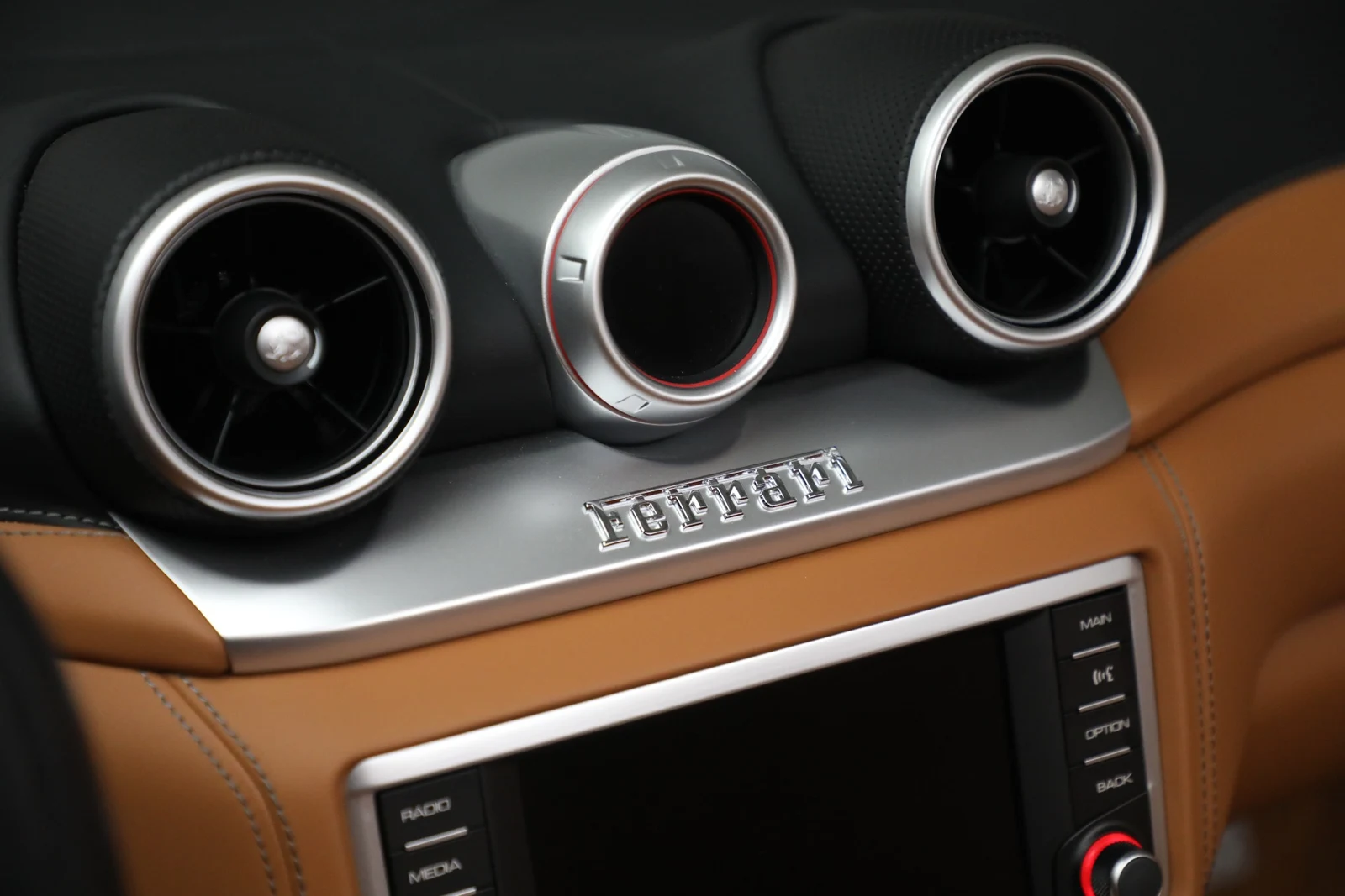 2017 Ferrari California T interior, center console, Cuoio