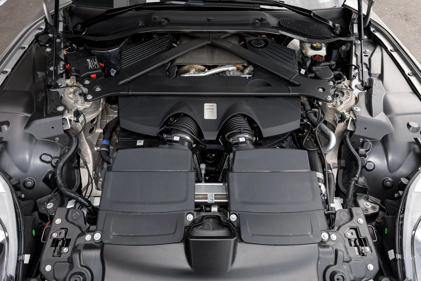 2024 Aston Martin DB12, 29/30