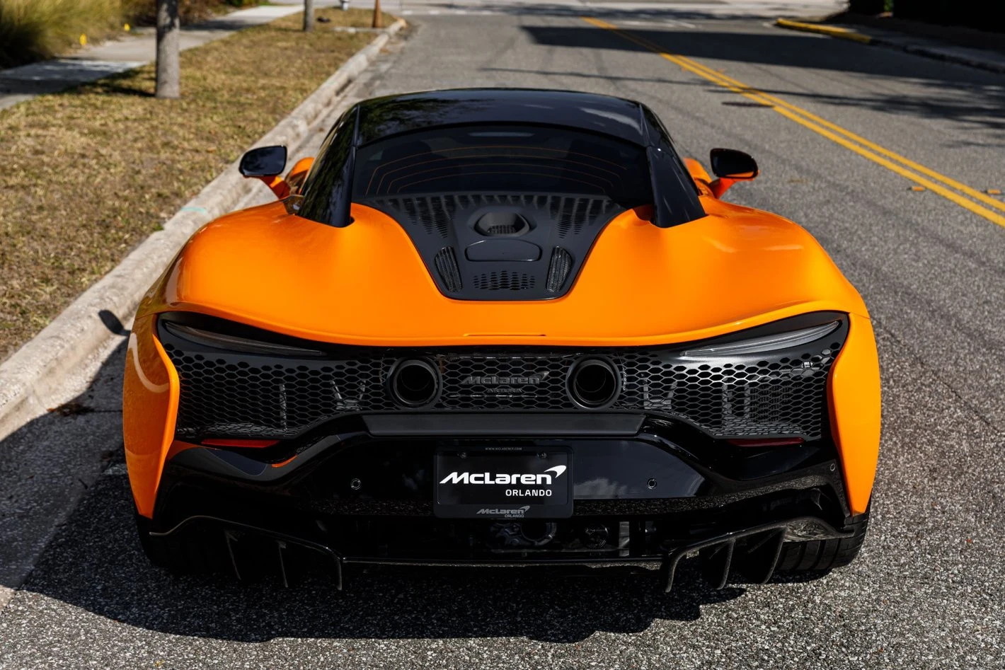 2025 McLaren Artura Performance, 2/30