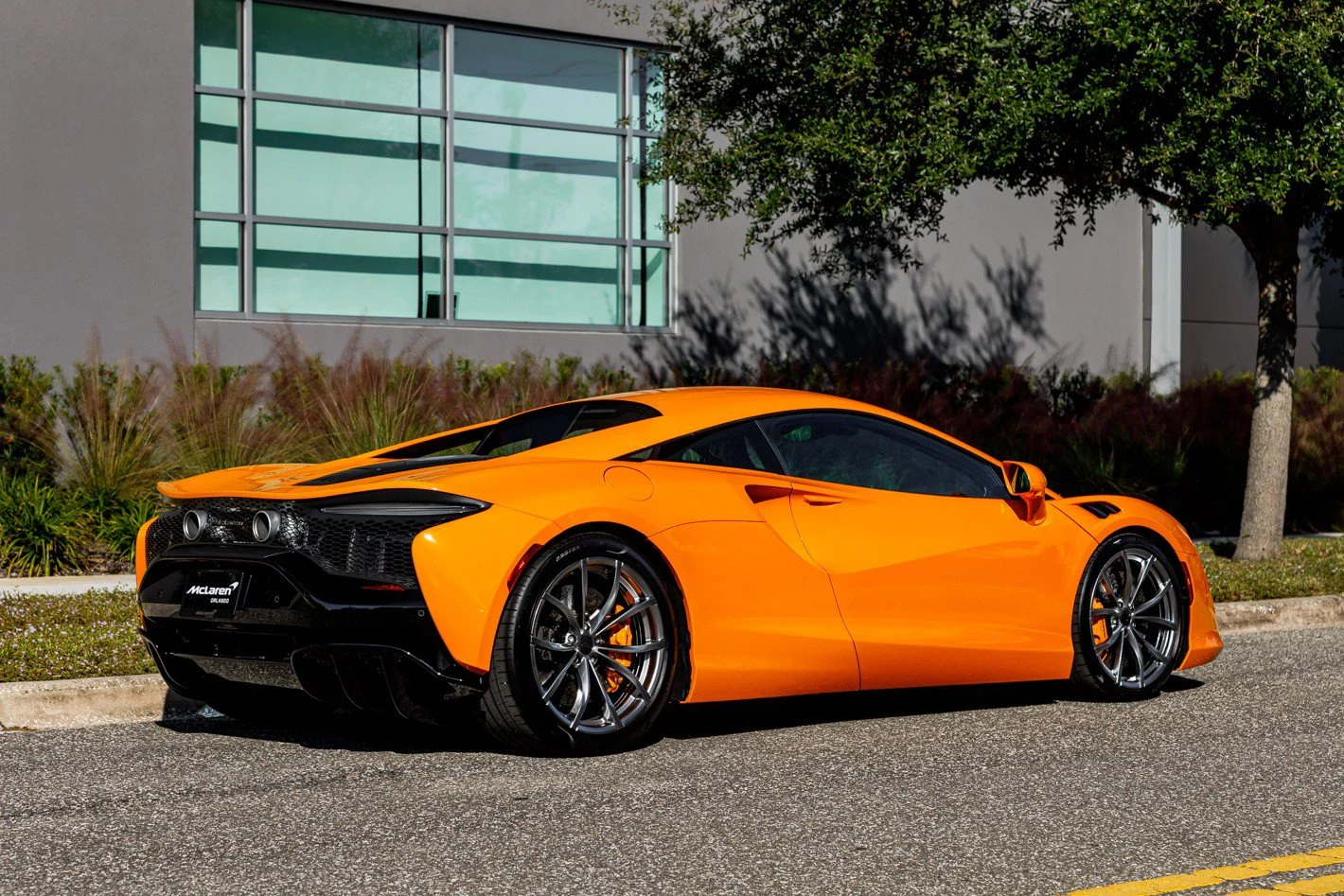 2025 McLaren Artura, 6/30