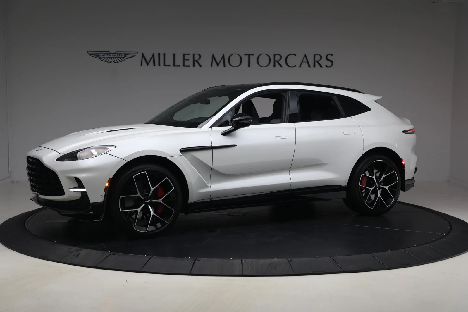 2025 Aston Martin DBX707 (2024 Update), 2/20